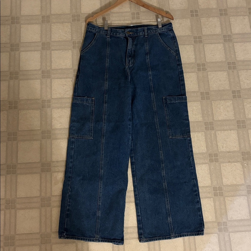 Wide leg cargo jeans